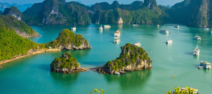 Blick auf die Halong-Bucht im Norden Vietnams mit Kalksteinfelsen und Booten