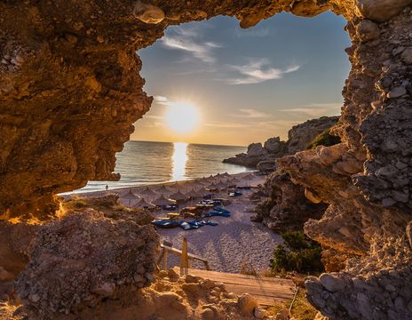 Sonnenuntergang über dem Strand von Himarë, Albanien