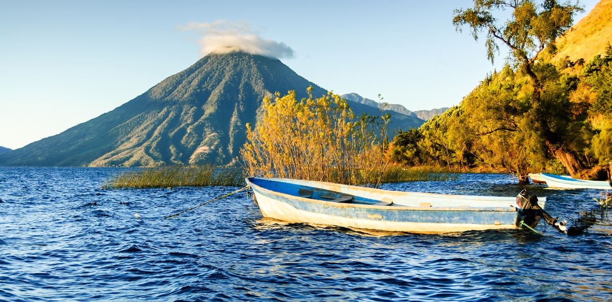 Vulkan und See in Guatemala
