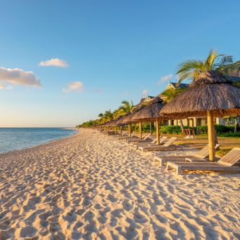 Liegestühle am Strand von Mauritius