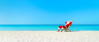 Weihnachtsmann am Strand