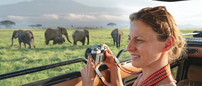 Frau fotografiert Elefanten auf Safari
