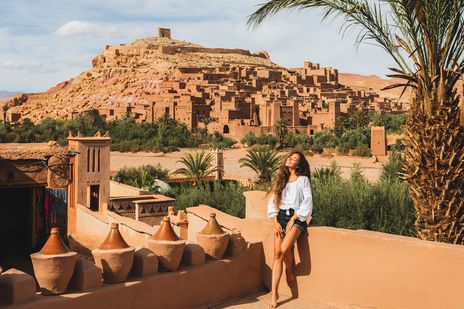 Eine Frau sonnt sich in der Stadt Ait Ben Haddou in der Wüste, Marokko