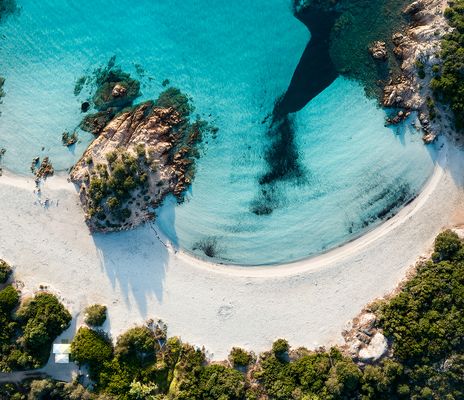 Luftaufnahme von Strand auf Sardinien