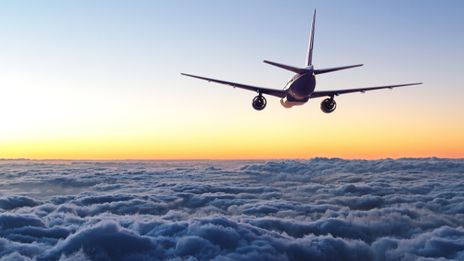 Flugzeug am Himmel bei Sonnenuntergang 