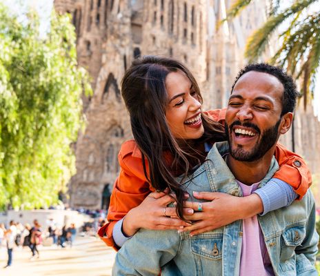 Ein Paar auf Städtetrip in Barcelona