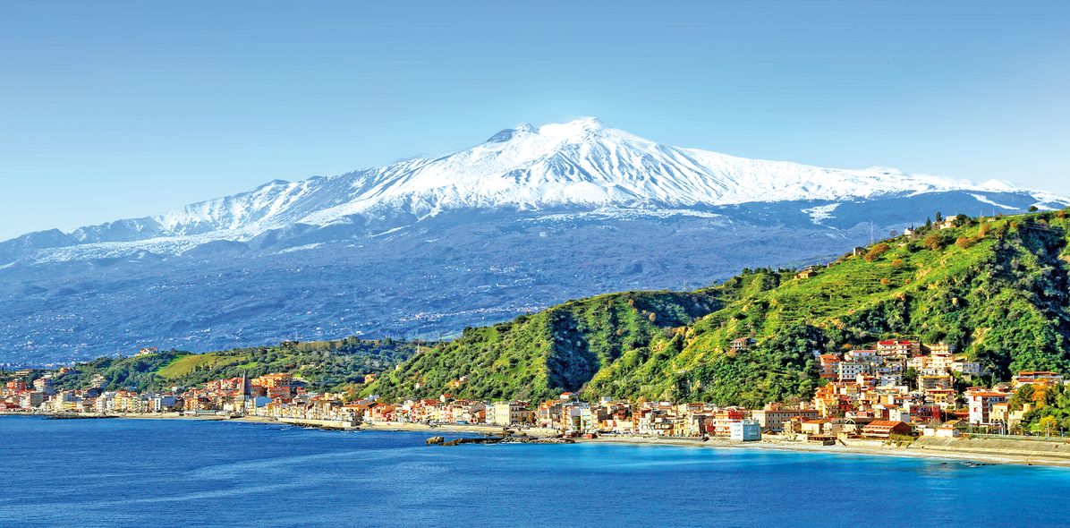 Blick auf den Vulkan Ätna auf Sizilien
