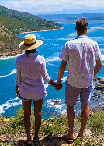 Paar blickt auf Knysna in Südafrika