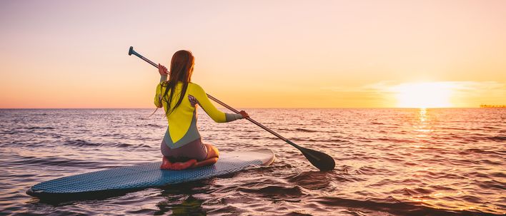 Frau beim Stand-up-Paddling