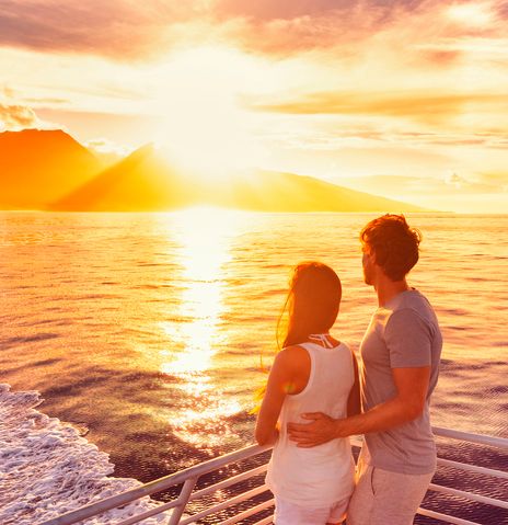 Paar auf einem Kreuzfahrtschiff bei Sonnenuntergang