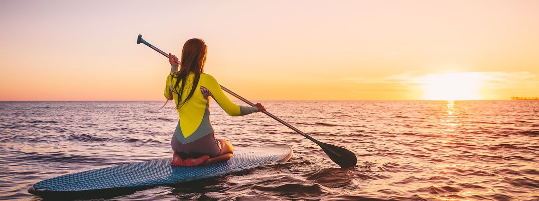 Frau auf Stand-Up-Paddle auf dem Meer