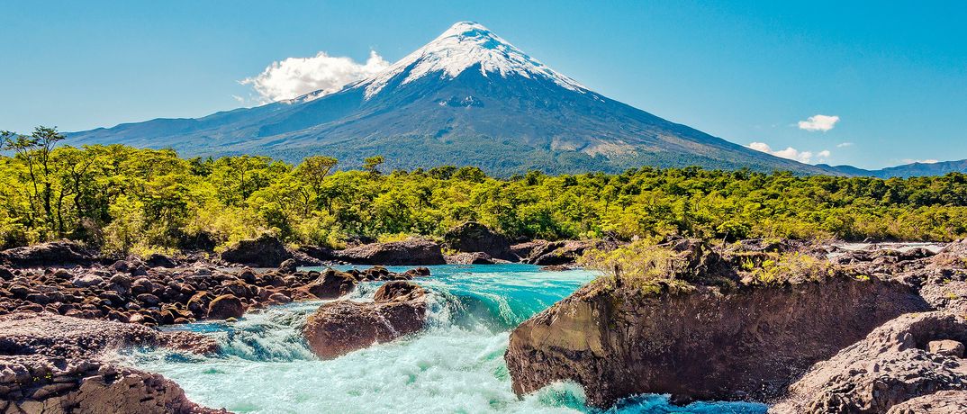 Vulkan Osorno mit türkisfarbenem Fluss und Lavafelsen im Vordergrund