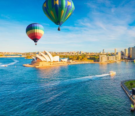 Heißluftballons fliegen über Sydney