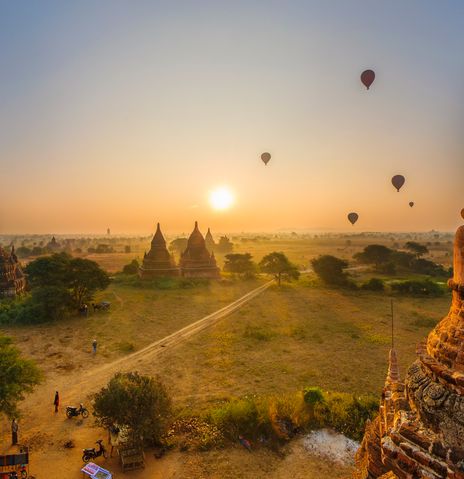 Tempelanlage mit Sonnenuntergang und Heißluftballons