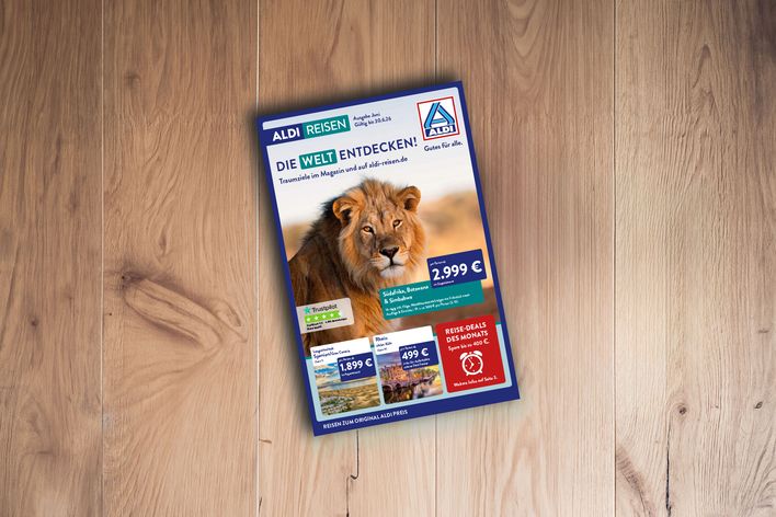 Titel des ALDI Reisemagazins Nord Juni 2026 auf einem Holztisch