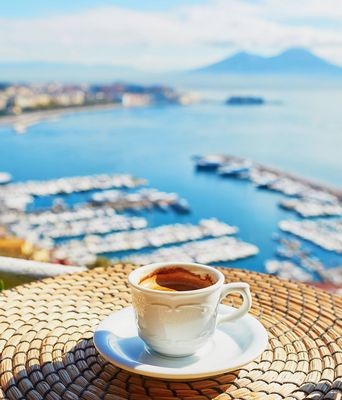 Tasse Kaffee Hintergrund blick auf den Versuv und Hafen