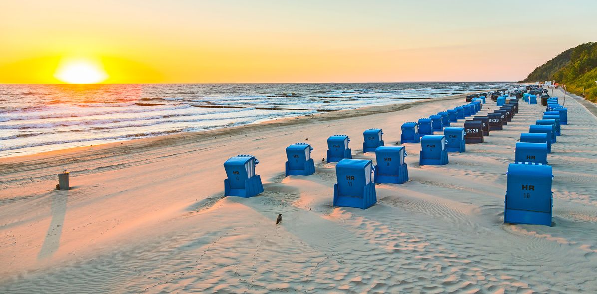 Blaue Strandkörbe am Ostseestrand