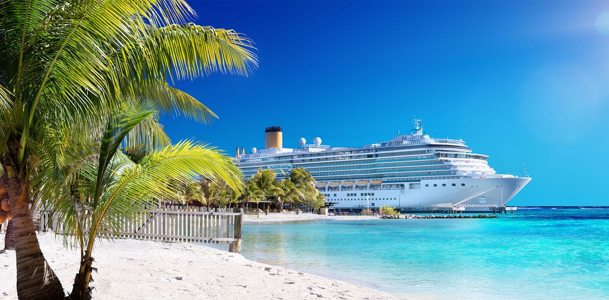Kreuzfahrtschiff am Hafen mit weißem Sand