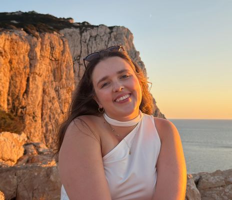Mitarbeiterin Jana beim Sonnenuntergang am Capo Caccia auf Sardinien