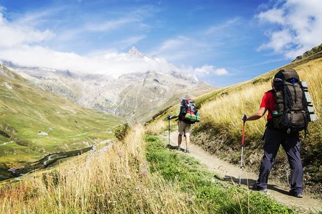 Wanderer auf einem Bergpfad mit Blick auf den Mont Blanc in den Alpen