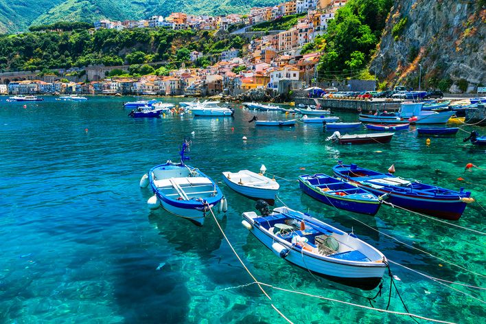 Blick auf das Dorf Scilla mit Booten auf türkisblauem Meer. Italien Kalabrien