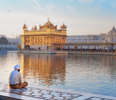 Mann in Amritsar am Wasser