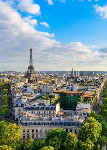 Stadtansicht von Paris mit breiter Allee und Blick auf den Eiffelturm