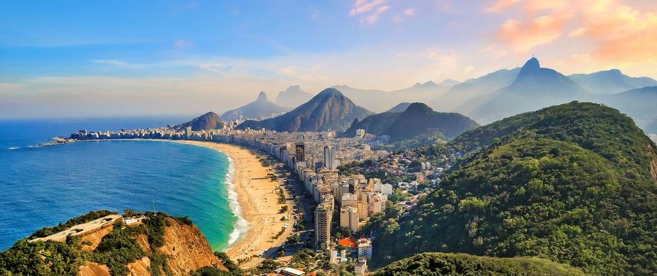 Küstenlandschaft von Rio de Janeiro mit Stränden, Bergen und blauem Meer