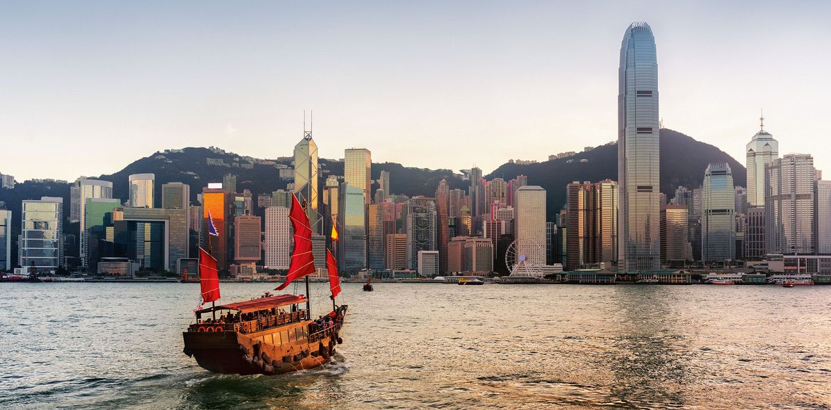 Skyline von Hongkong vom Pearl River aus gesehen mit buntem Segelboot 