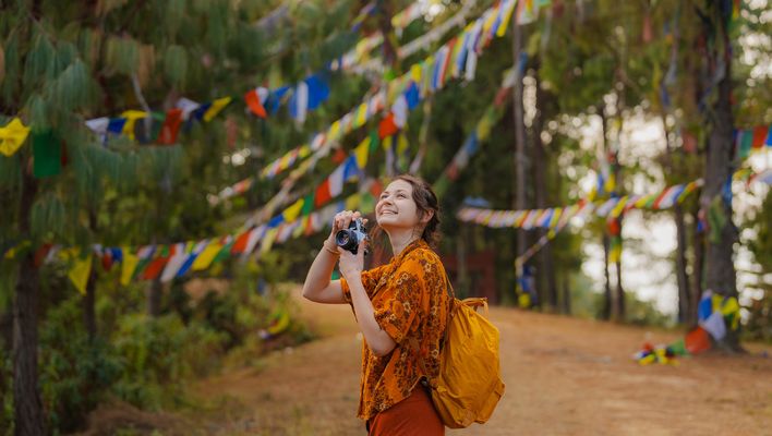 Frau mit Kamera auf einem mit Fahnen geschmückten Festival in Asien