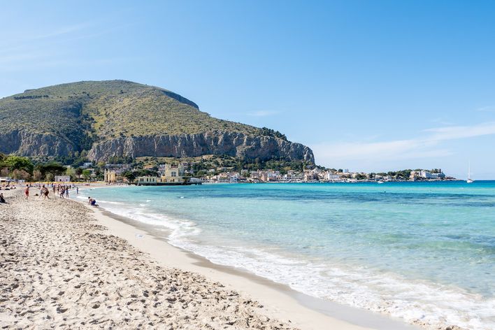 Sandstrand bei Mondello mit flachem Einstieg ins Meer