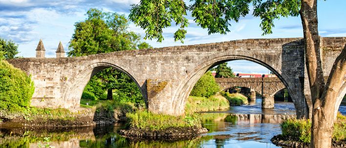 Steinerne Brücke bei Stirling mit Blick auf Fluss und historische Umgebung