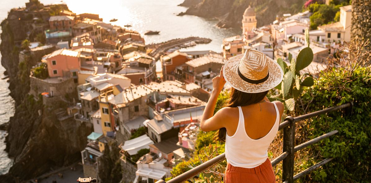 Frau fotografiert Ausblick in Italien