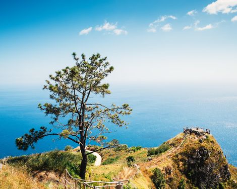 Wandern zwischen Steilklippen und Blütenpracht-1