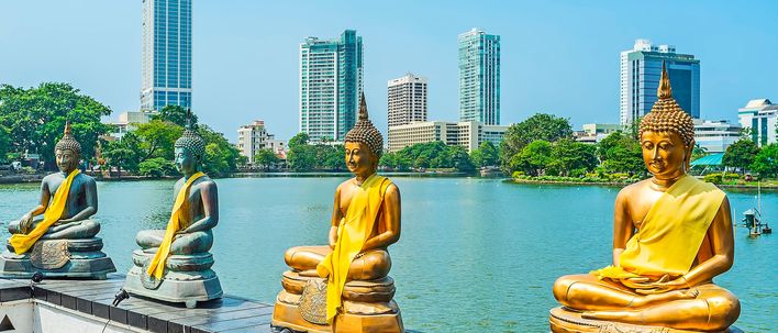 Reihe goldener Buddha-Statuen am Seema Malaka Tempel am Beira-See in Colombo