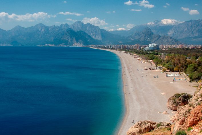 Kilometerlanger Konyaaltı Strand in Antalya an der Türkischen Riviera