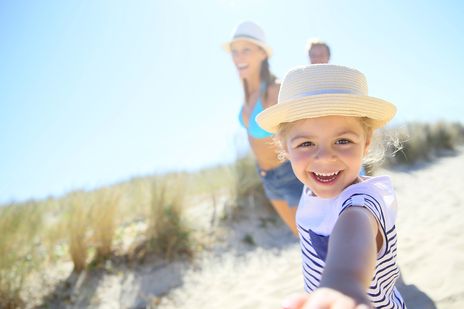 Familie gemeinsam am Ostsee Strand