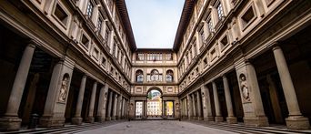 Blick auf den langen Eingangsbereich der Uffizien, des Kunstmuseums in Florenz, Italien