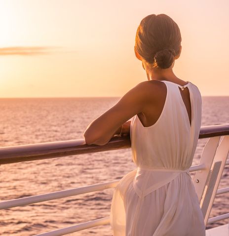 Frau an der Reling auf Kreuzfahrtschiff
