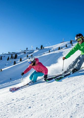 Paar beim skifahren