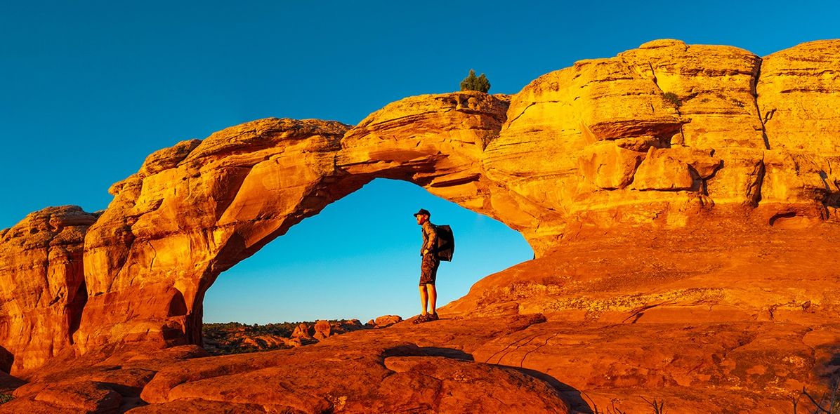 Mann im Arches Nationalpark in den USA