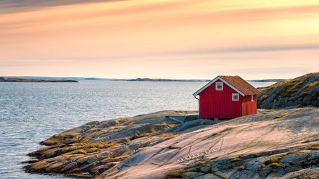 Rotes Haus an der Küste von Schweden
