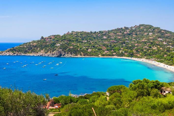Küstenlandschaft auf Sardinien mit grünen Hügeln und Meer