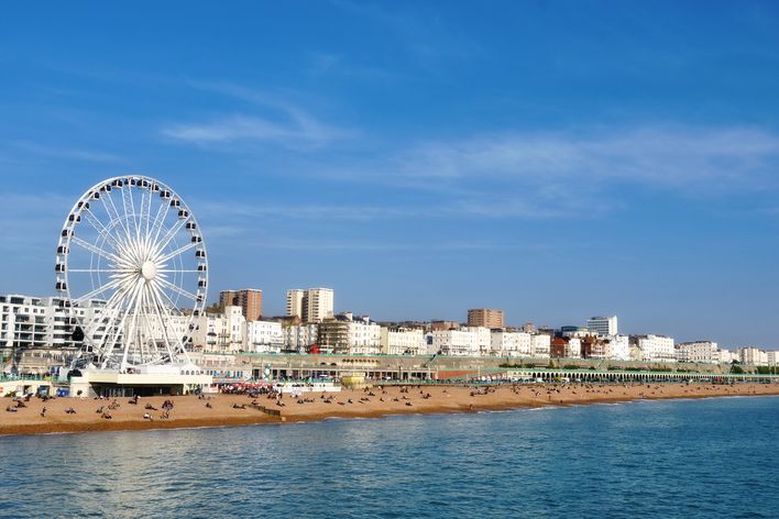 Brighton Pier und Riesenrad an der Küste von England