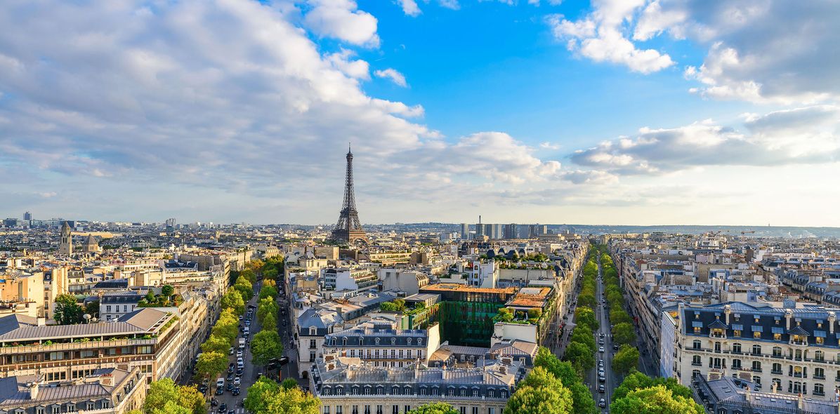 Stadtansicht von Paris mit breiter Allee und Blick auf den Eiffelturm