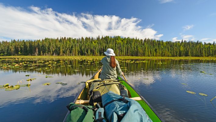 Kajakfahrt auf ruhigem See im Kenai Fjords Nationalpark mit Bergpanorama