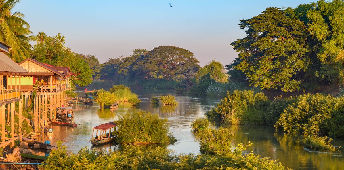 Fluss mit Boot und Landschaft