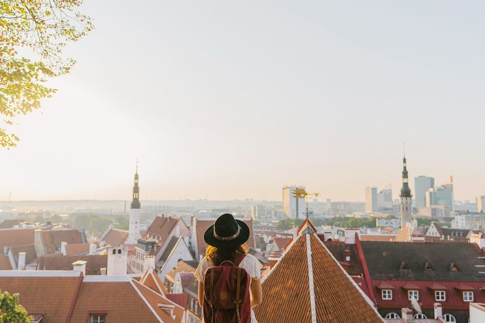 Frau genießt Ausblick über den Dächern von Tallinn