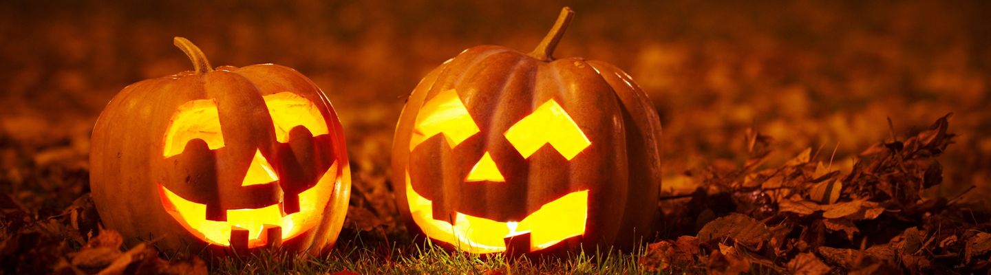 Kürbisse mit Lichtern an Halloween