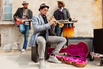 Eine Gruppe von Straßenmusikern